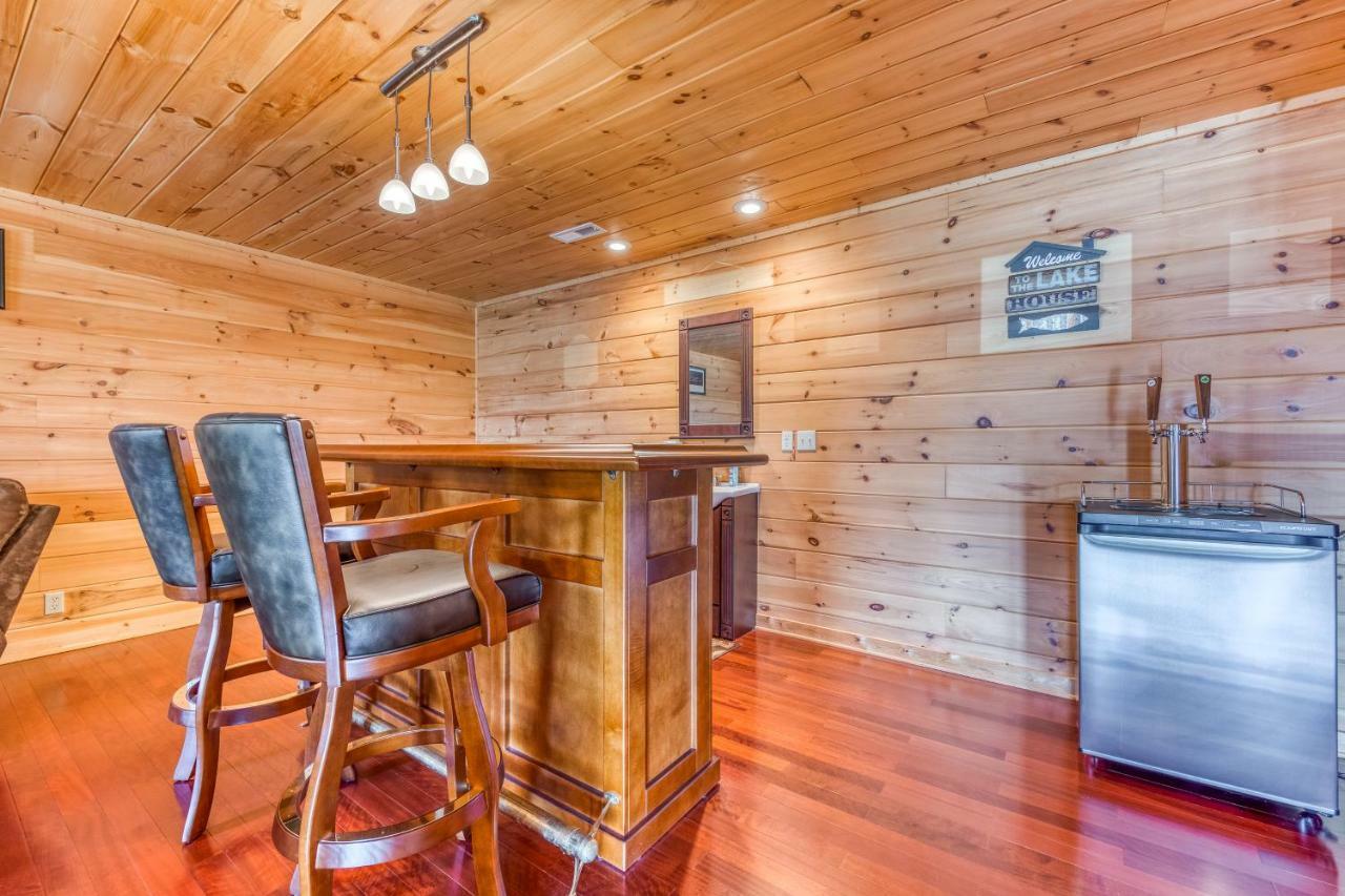 Majestic Lakefront Lodge Севьервилл Экстерьер фото