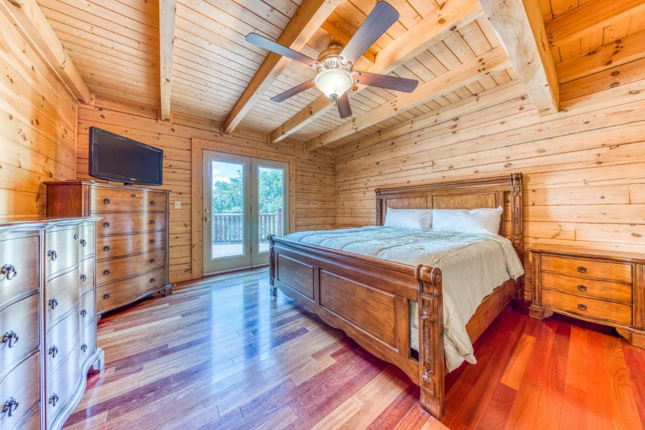 Majestic Lakefront Lodge Севьервилл Экстерьер фото