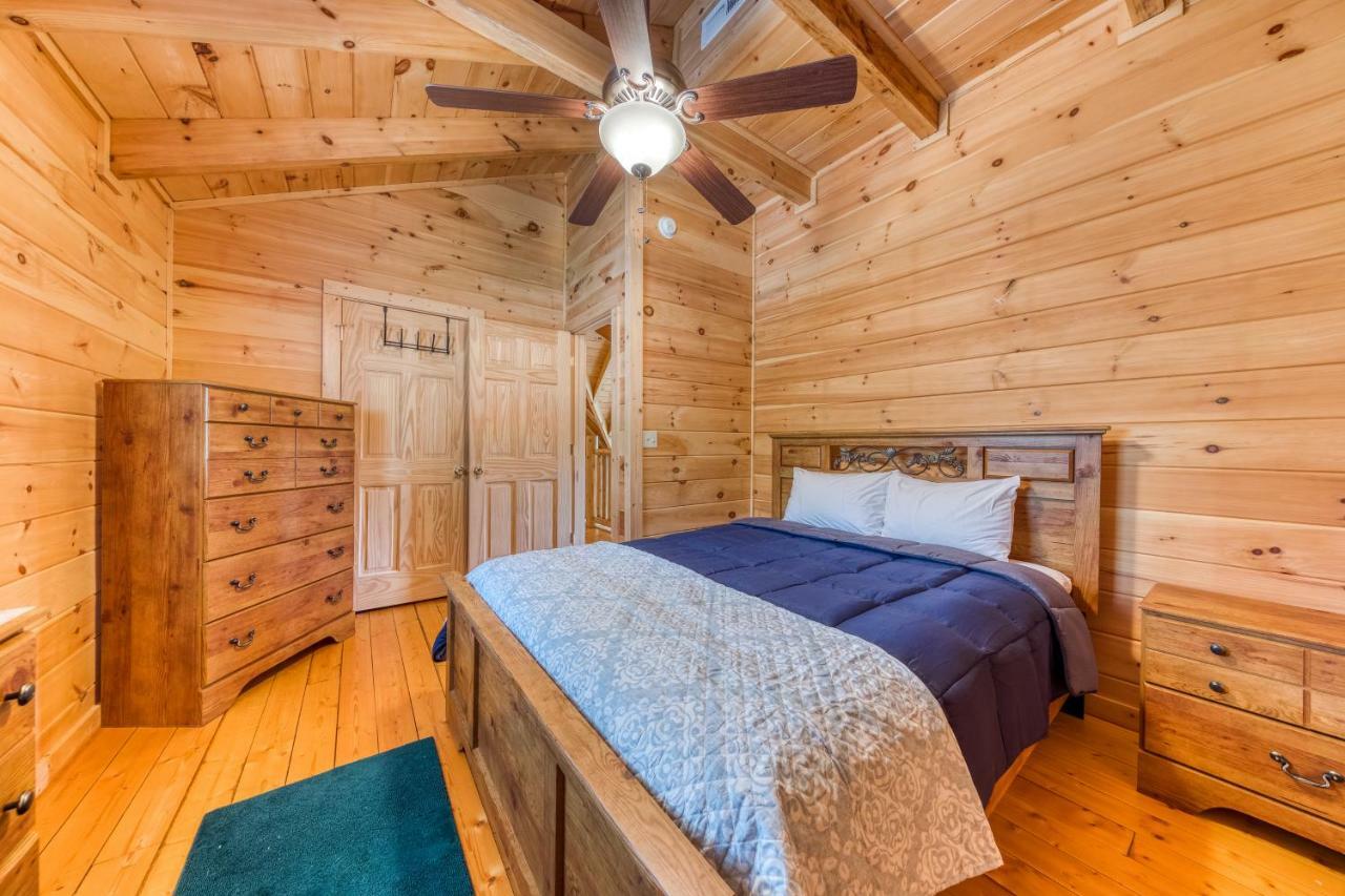 Majestic Lakefront Lodge Севьервилл Экстерьер фото