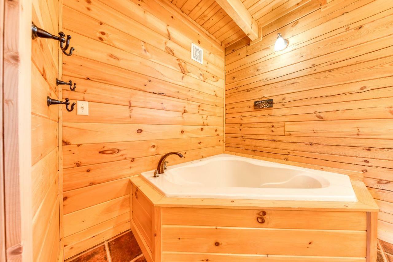 Majestic Lakefront Lodge Севьервилл Экстерьер фото